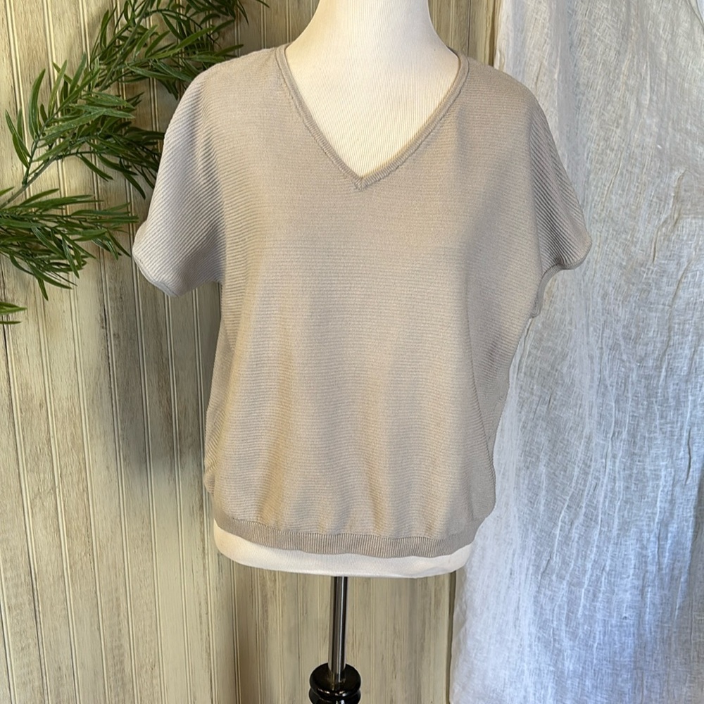 Uniqlo Gray Woven Top, size Medium, NWOT, V-neck, short sleeve